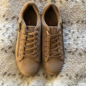 Never worn Suede like Sneakers